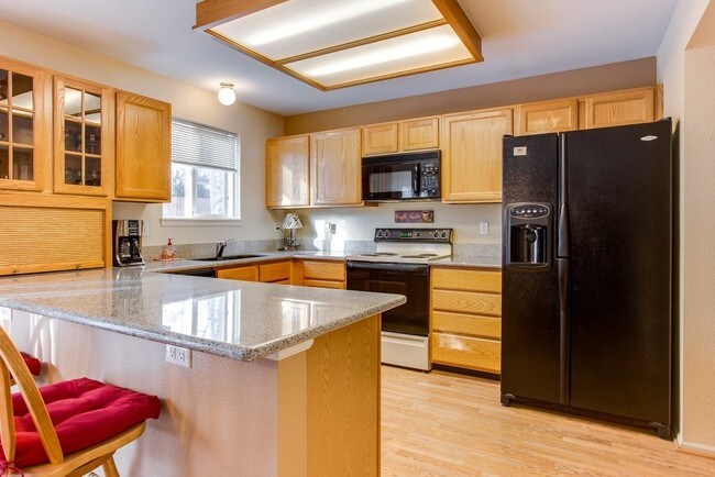 Building Photo - Great 3BR 2.5BA w/ Finished Basement! Excellent Location!
