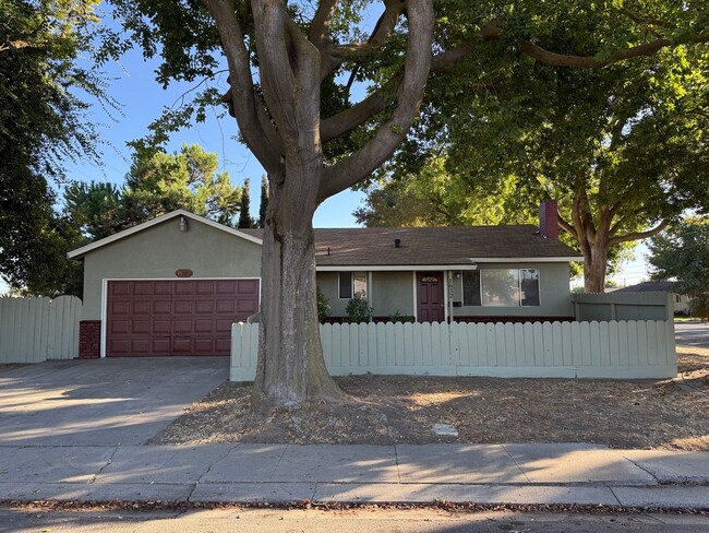 Building Photo - Recently updated single story home in Mode...