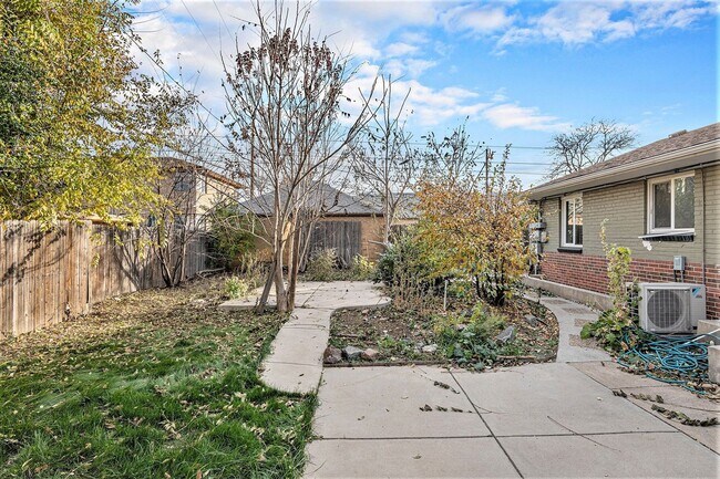 Building Photo - Spacious 3 bed 2 bath home in Denver