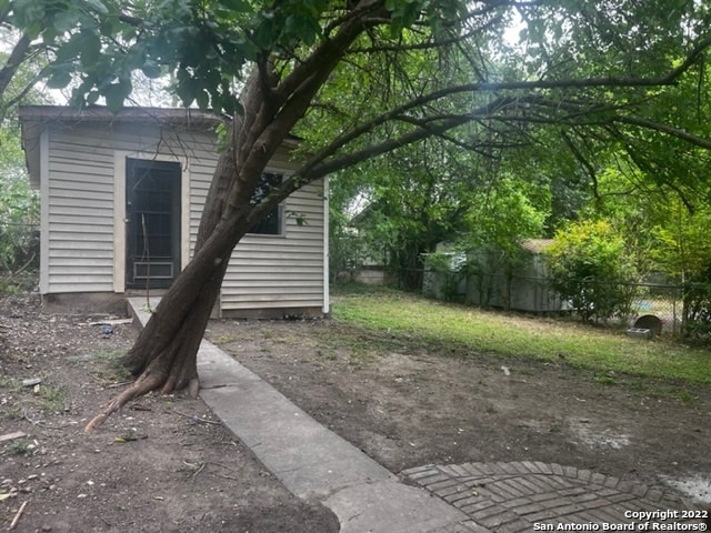 Building Photo - 111 Los Arboles