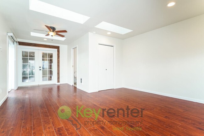 Building Photo - Stylish Three Bedroom Retreat with fully fenced yard and storage!