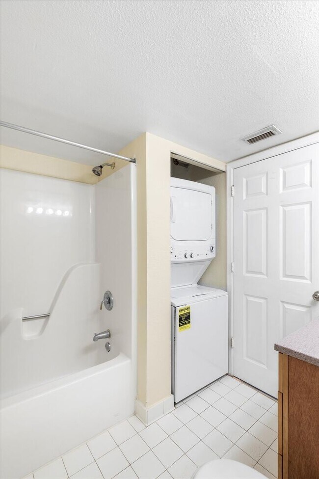 Building Photo - 2 Bedroom 2 Bathroom in the Salt Ponds Con...