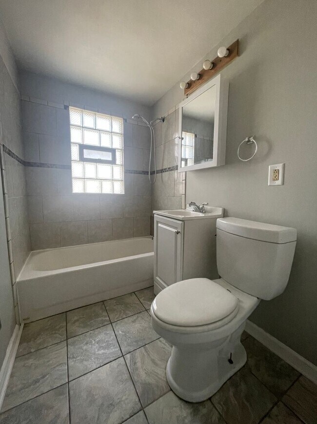 Building Photo - Beautiful and spacious 4 Bedroom 2 Bath House in Calumet City, IL MUST SEE