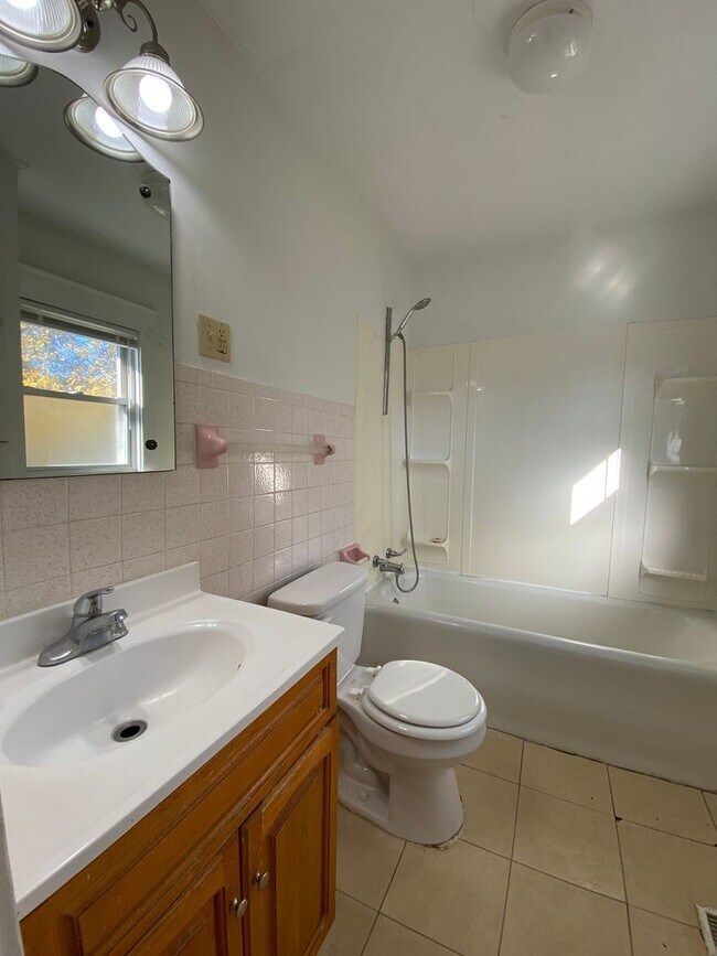 Building Photo - 3 Bedroom Home in Elkhart with Garage and ...
