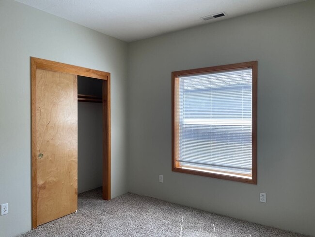Building Photo - 830 Isherwood Dr