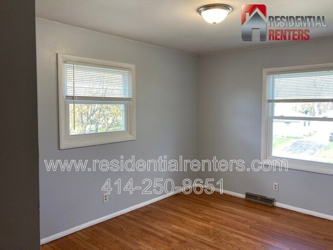 Building Photo - 257 S Regis Rd
