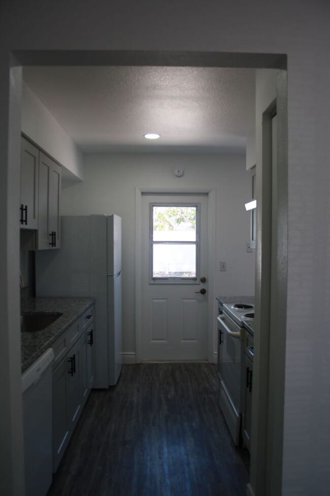 Building Photo - Charming Home in a Prime Location – Update...