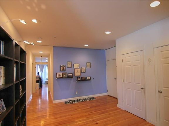 Building Photo - "Spacious 3-Bed Oasis with Granite Eleganc...