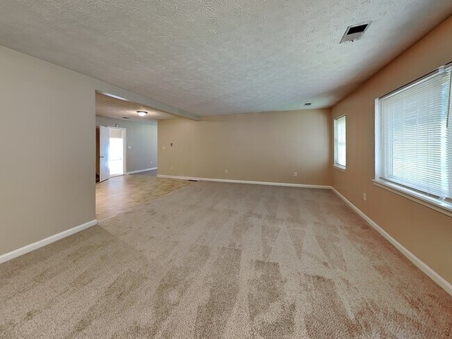 Building Photo - Move-in Ready, 3 Bedroom Home!
