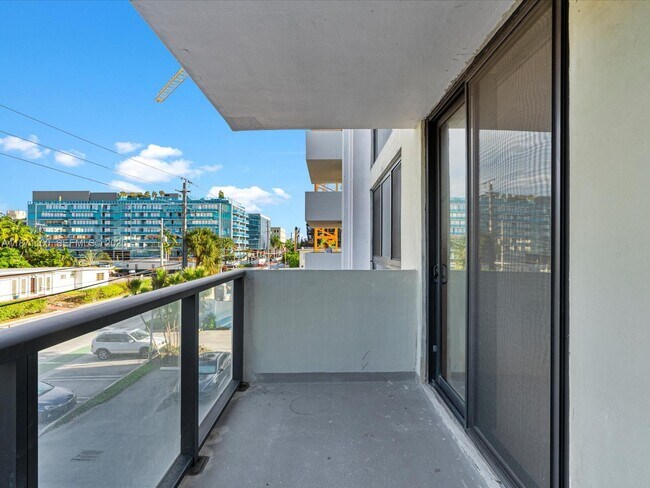 Building Photo - 9800 W Bay Harbor Dr