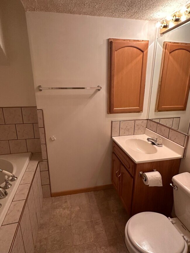 Building Photo - Three bedroom 3 bathroom in popular Bellevue
