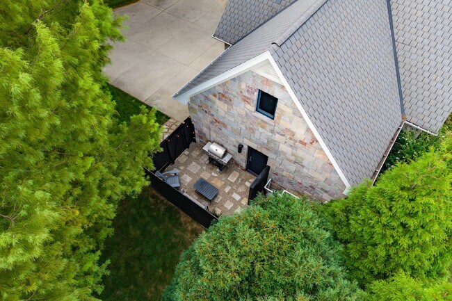 Building Photo - 3625 Woodside Dr