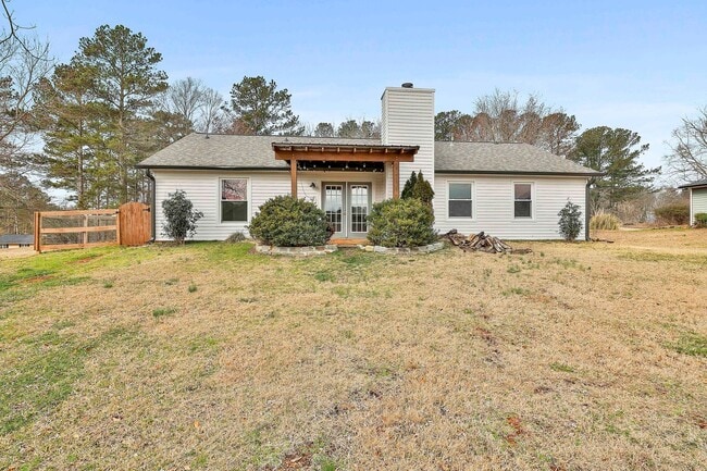 Building Photo - Updated 3 Bed 2 Bath Home in Tyrone with Private Yard and Covered Patio!