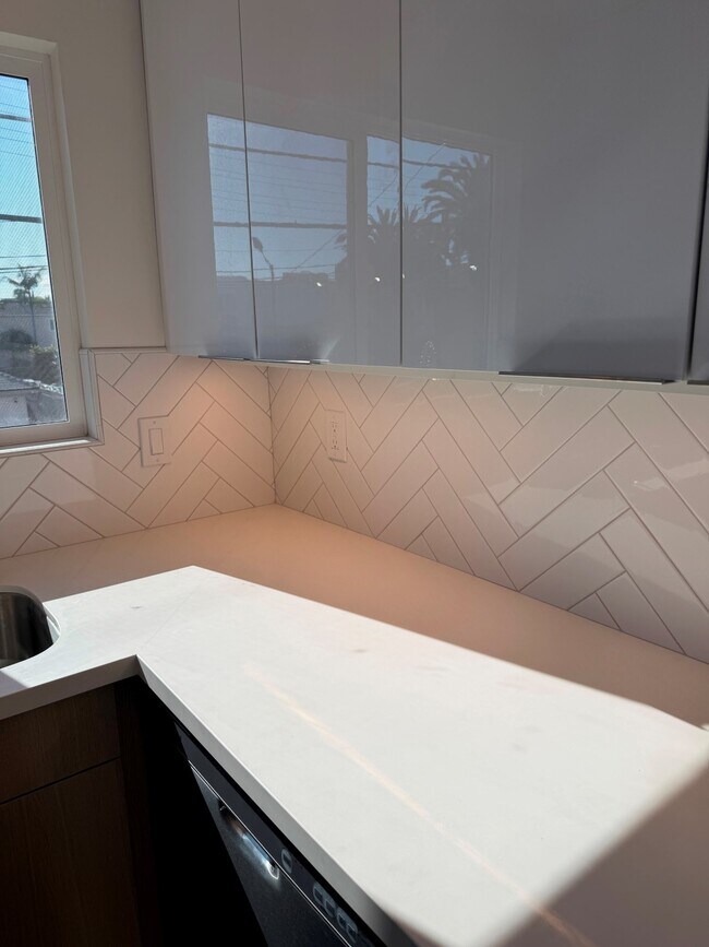 Building Photo - 4443 Clayton Ave