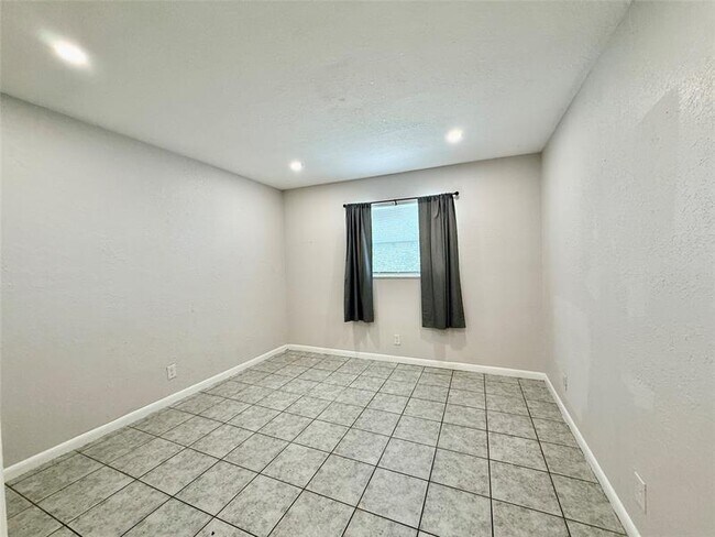 Building Photo - 511 W Kalmia Dr