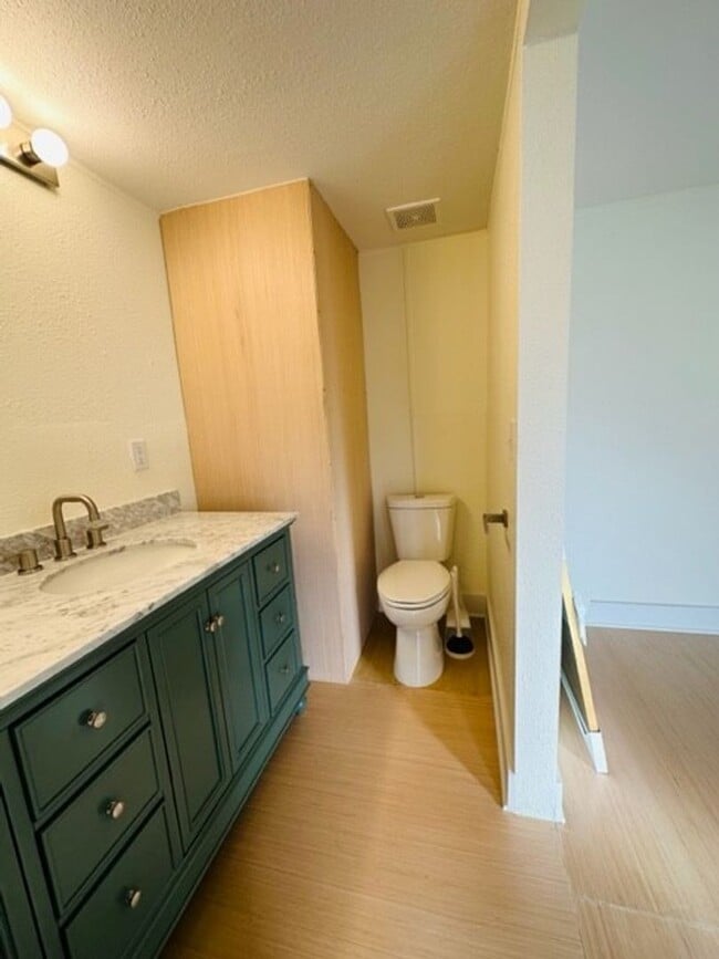 Building Photo - Newly Remodeled 3 bed/2 bath in Hamilton