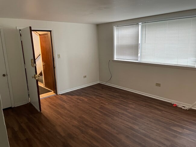 Building Photo - 1511 E Roosevelt Rd