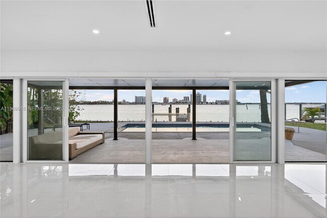 Building Photo - 1101 S Shore Dr