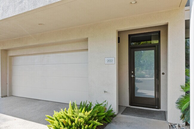 Building Photo - 780 E Palm Canyon Dr