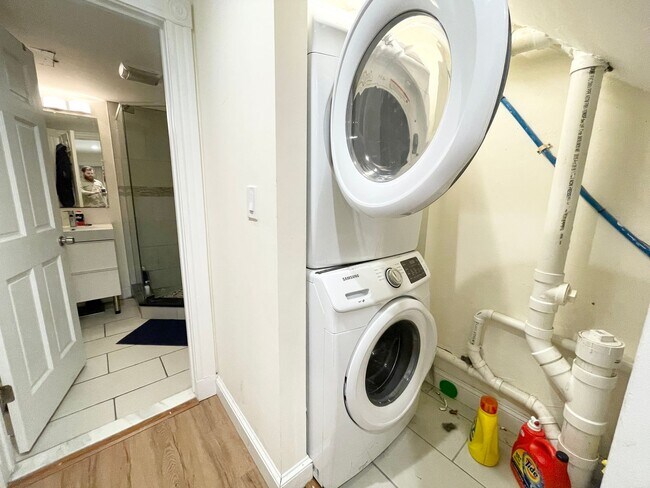 Building Photo - Beautiful 6 Bed Condo Style Apartment Available 9/1/26