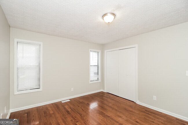 Building Photo - 587 Farmbrook Trail NE