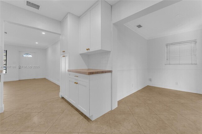 Building Photo - 5208 NE 5th Ave