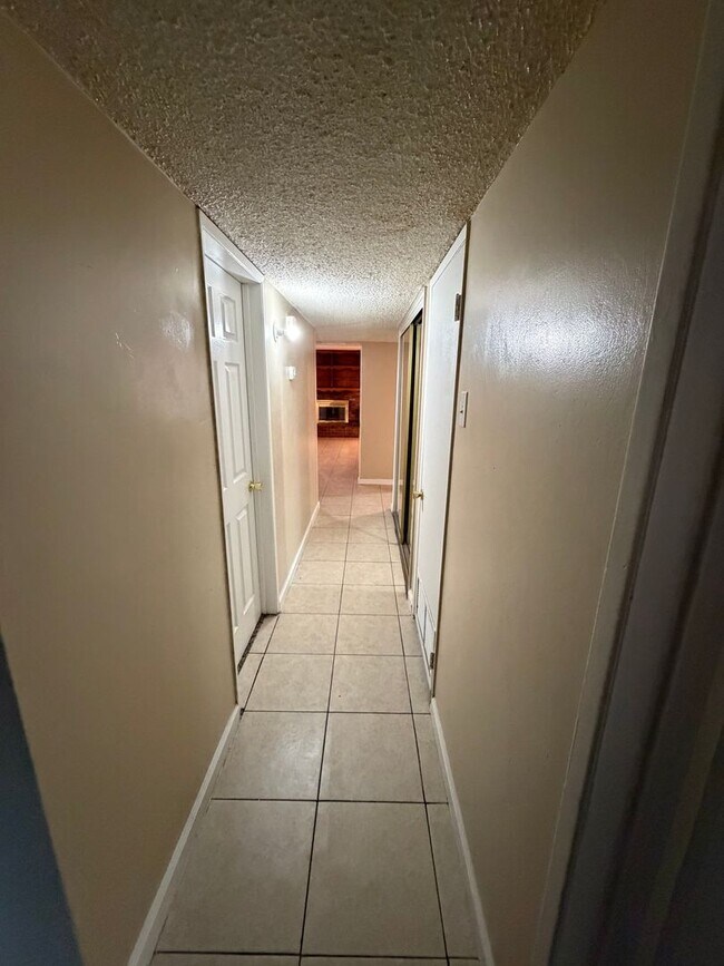 Building Photo - Affordable 3 BD 2 BA house in SW Bakersfield on a corner lot