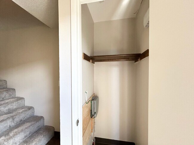 Building Photo - Charming 2 Bed, 1 Bath Canby Townhouse-Style Duplex!