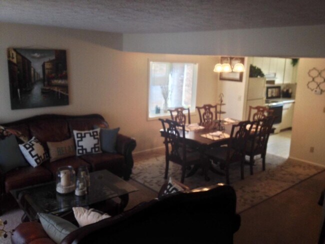 Building Photo - Braemar Townhomes Large 3 Bedroom w/ garage