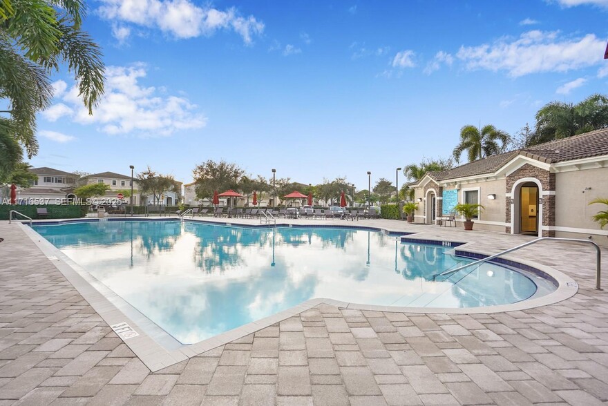 Building Photo - 481 NE 194th Ter