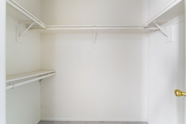 Building Photo - Spacious Henderson Townhome with Modern Up...