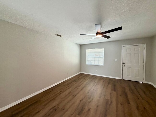 Building Photo - 2 BEDROOM 1 BATHROOM IN SOUTH TAMPA !!!