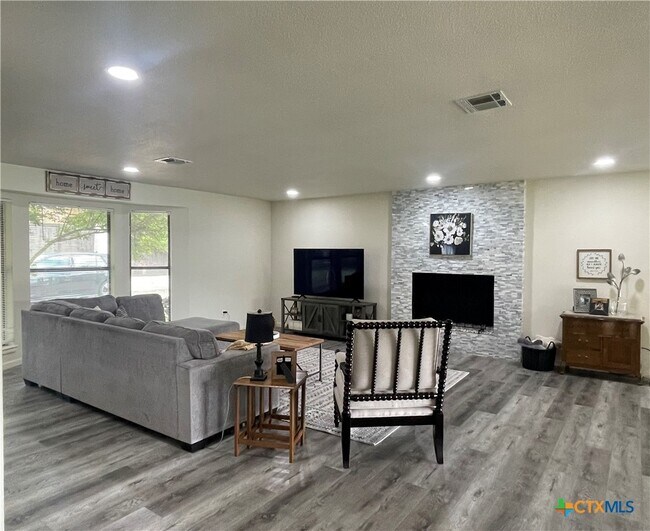 Building Photo - 1508 S Ridge Rd