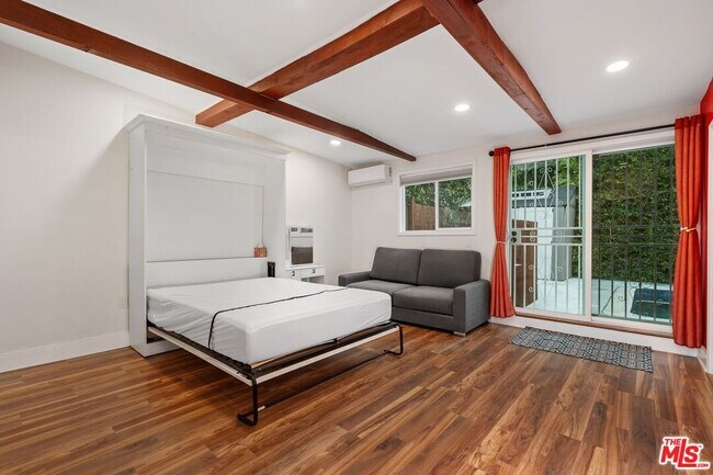 Building Photo - 828 N Crescent Heights Blvd