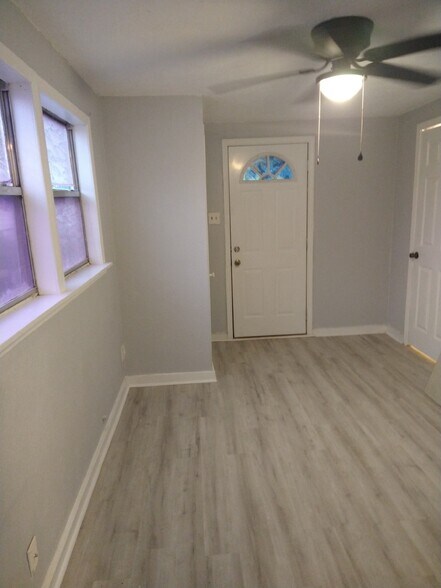 Building Photo - 502 E Lott Ave