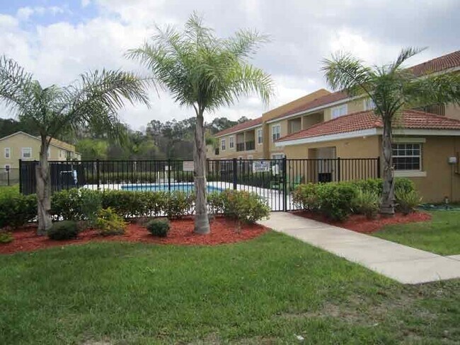 Building Photo - Beautiful Townhouse