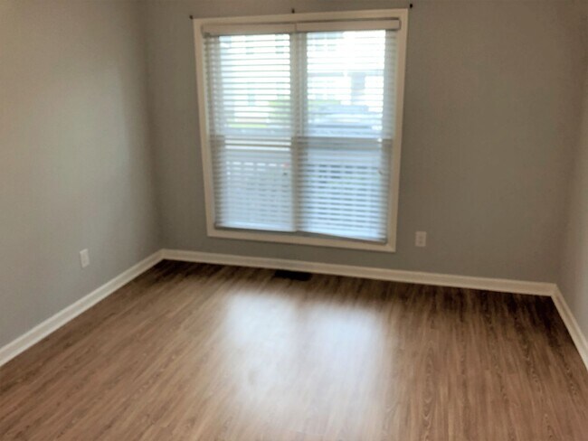Building Photo - Welcome to the 2 Bed 2 Bath Bottom Floor C...