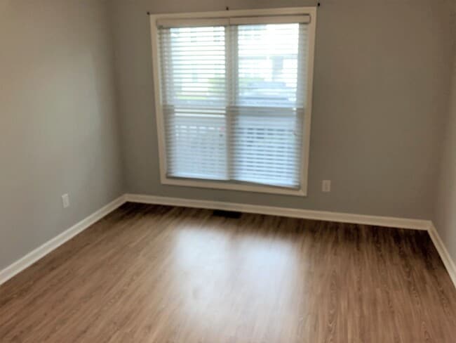 Building Photo - Welcome to the 2 Bed 2 Bath Bottom Floor Condo in Savannah Court, located in the vibrant city of ...