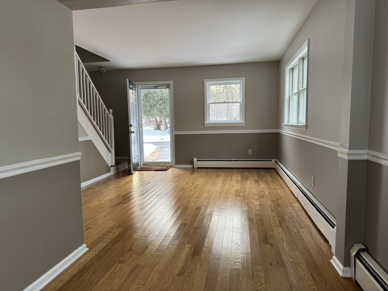 Sunlit living area - 75 Fostertown Rd