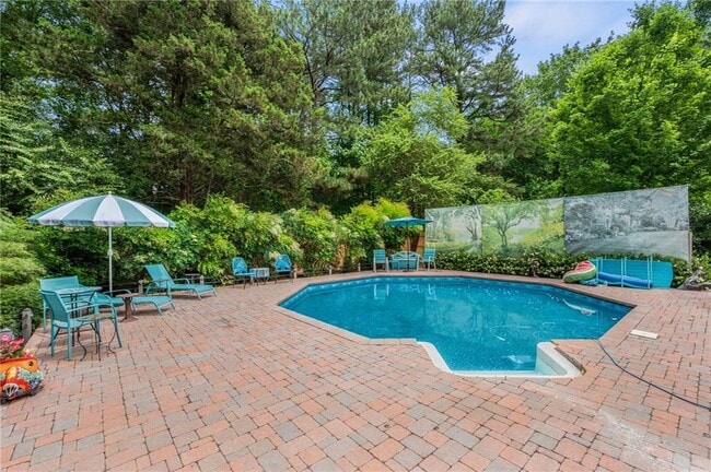Building Photo - 2132 Dunwoody Glen