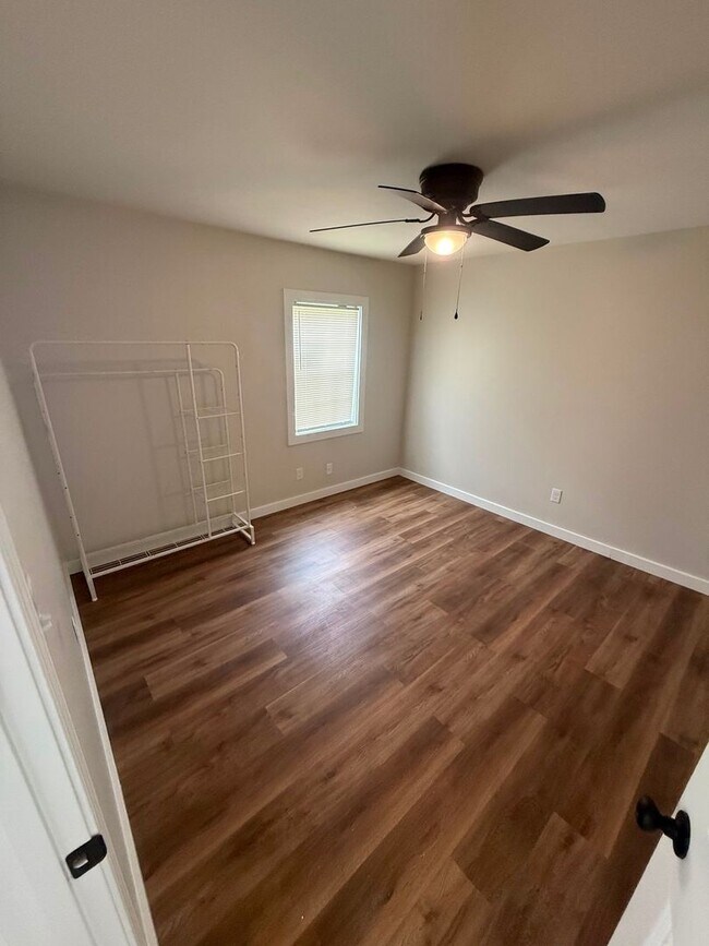 Building Photo - Charming 2 bedroom 1 bath home