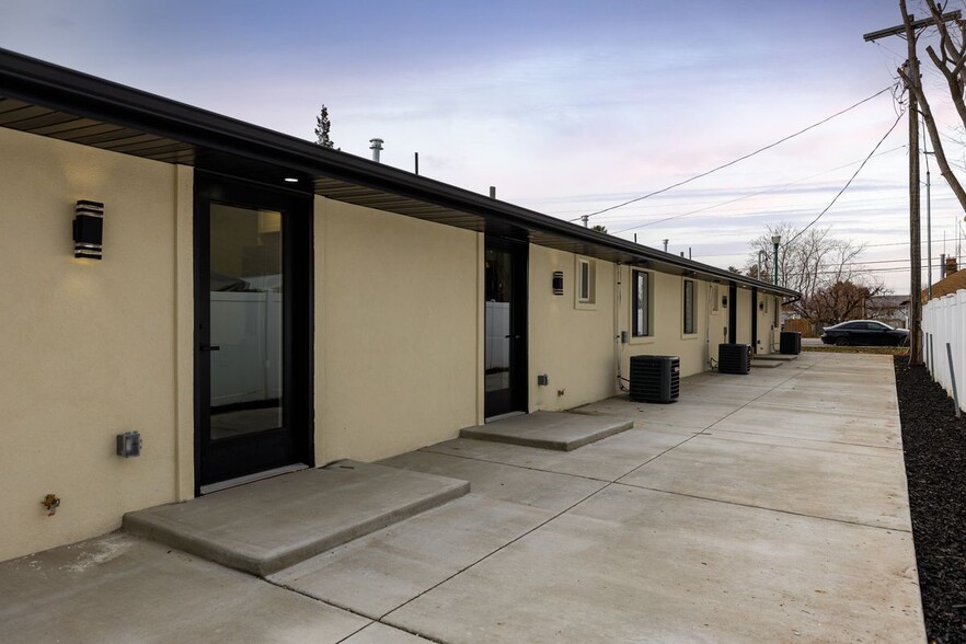 Building Photo - 170-400 400 E