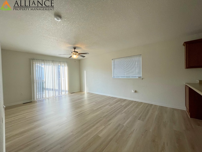 Building Photo - West Side Townhome!