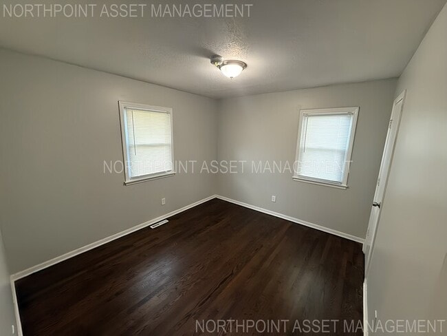 Building Photo - 3 bed, 1 bath, open layout available now!