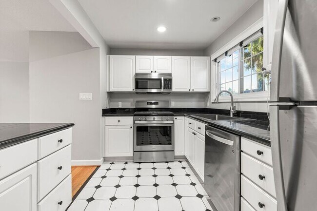 Building Photo - 4317 SE Lexington St