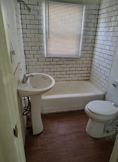 Building Photo - 208 Elm St