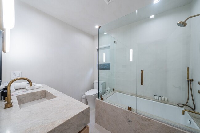 Building Photo - 2221 Bowmont Dr