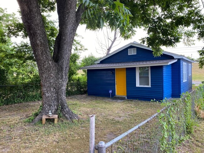 Building Photo - 2BR/1BA Home-Sweet-Home