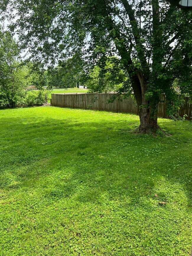 Building Photo - 3 Bedroom Home close to I24