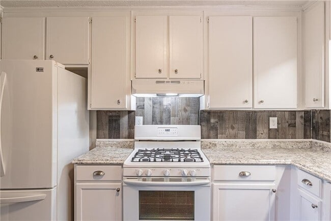 Building Photo - 495 Ansley Dr